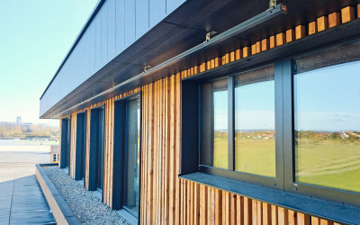 Overhead H-RAIL system installed on façade for safe maintenance access at height