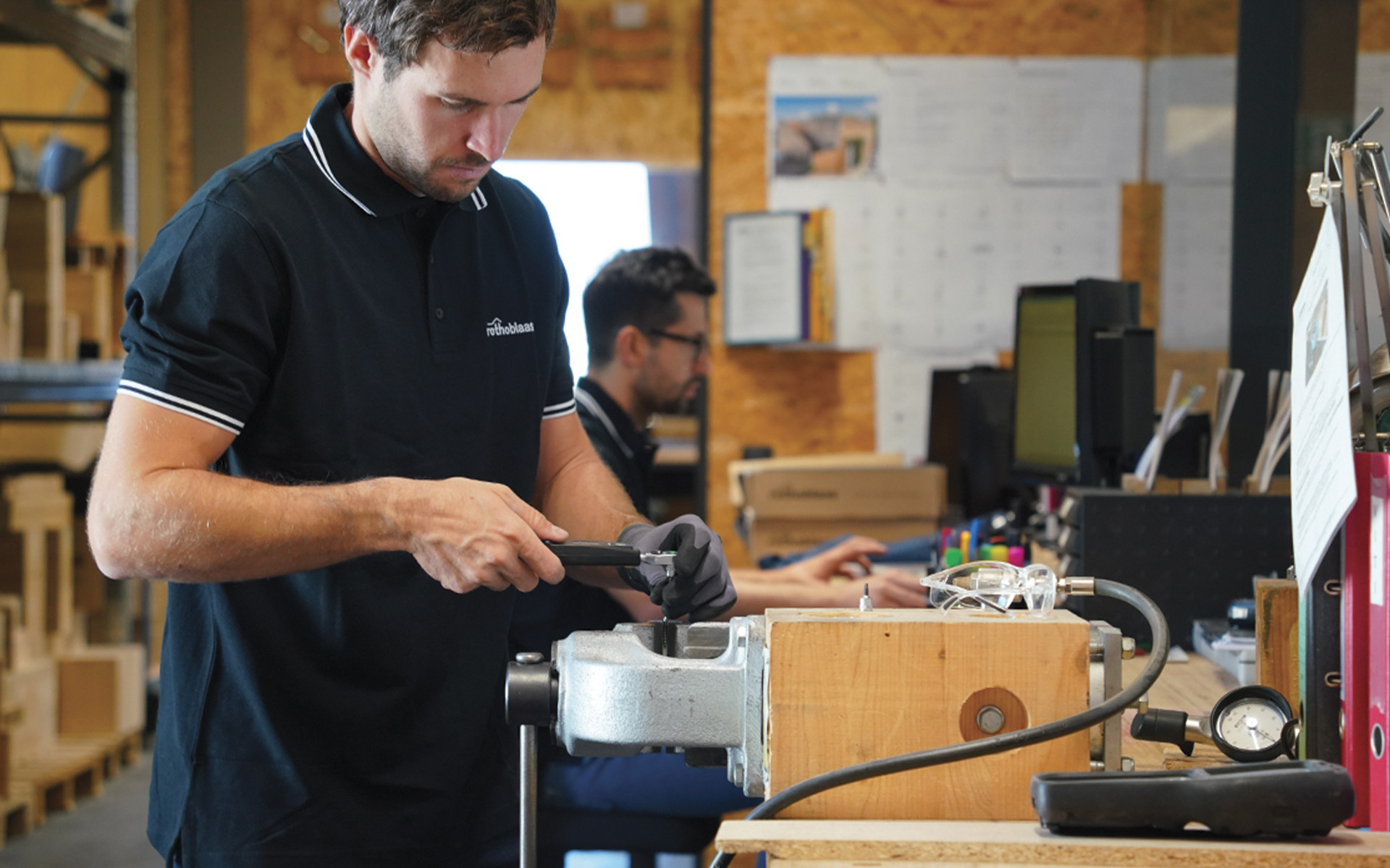 Cross-section of timber screw joint under load