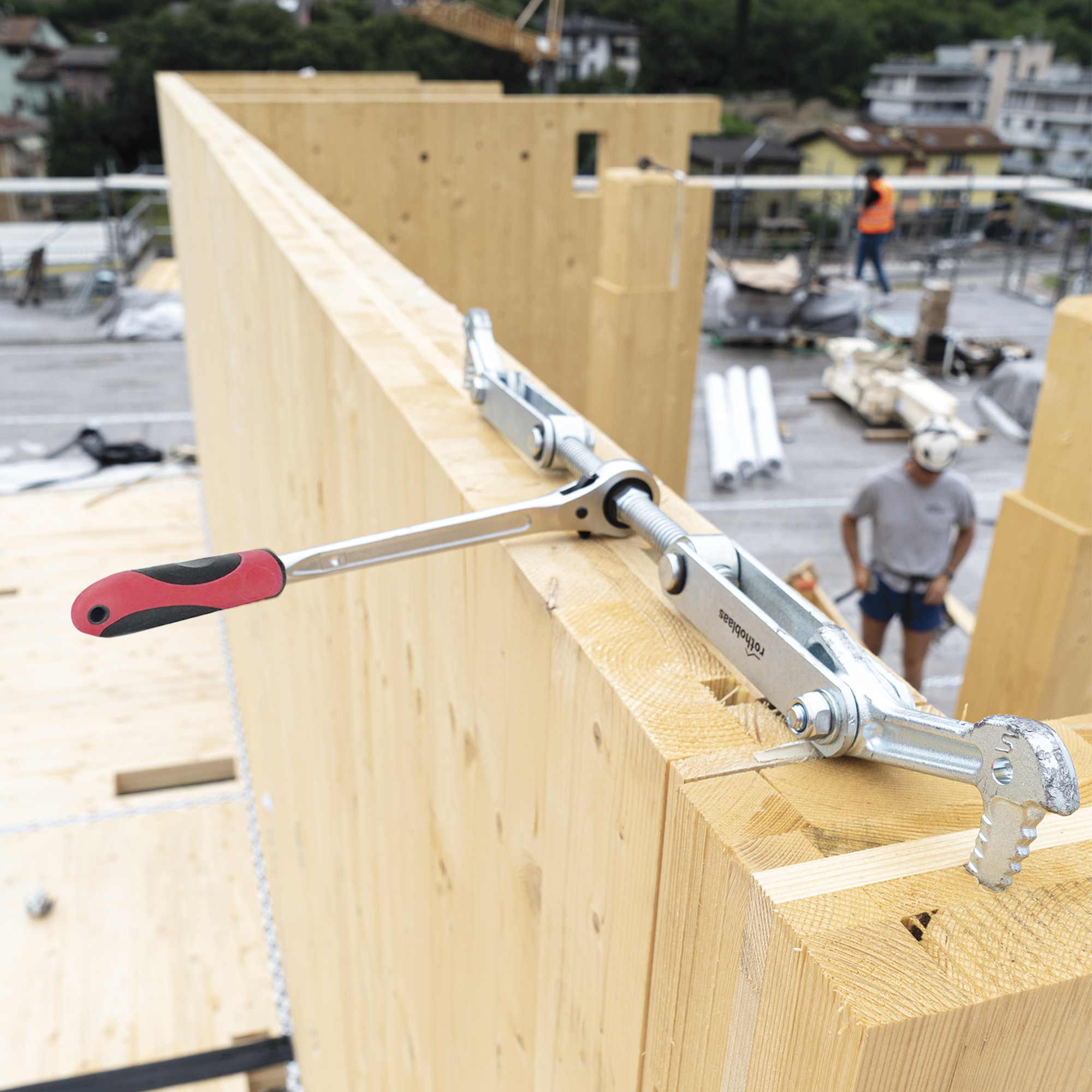 anwendung-werkzeug-für-holzbalken-skorpio-baustelle-konstruktion-skorpio