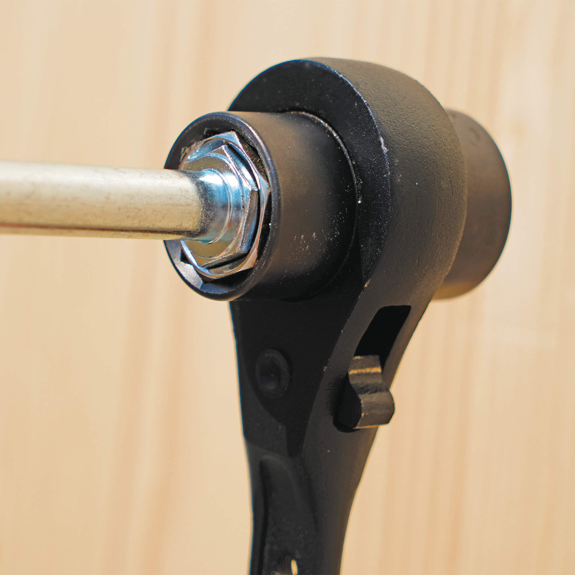 anwendung-ratsche-cricket-durchgangsbohrung-detail-steckschlüsseleinsatz-cricket